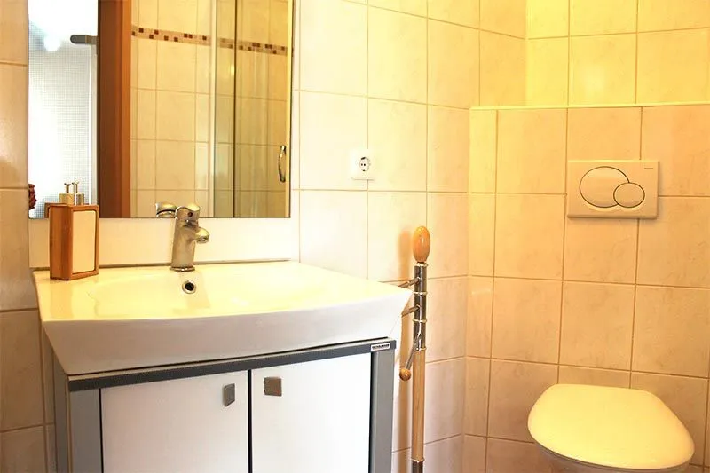 Badezimmer mit Waschbecken und WC