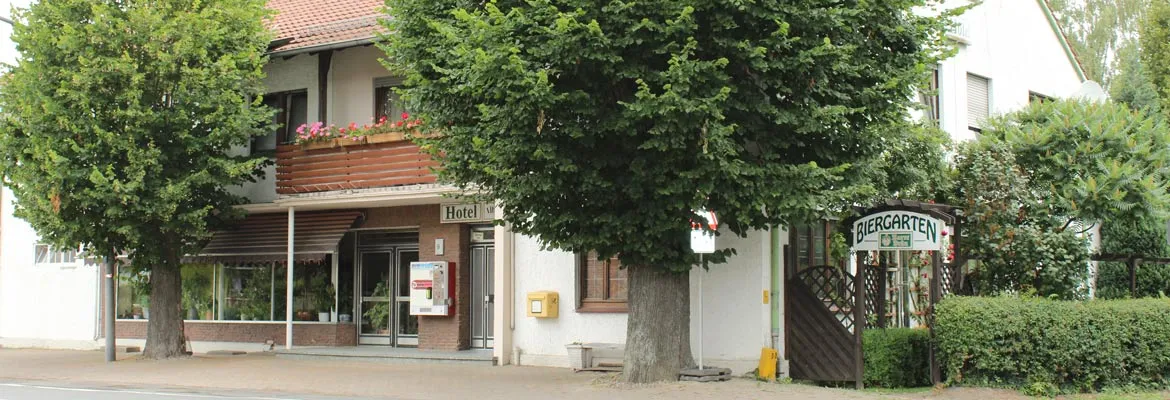 Der Gasthof Albersmeyer von der Straße aus, mit Eingang und Hotel-Schild