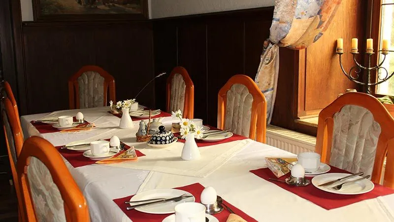 Gedeckte Tische im Gastraum