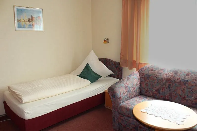 Zimmer mit Einzelbett und Sitzecke